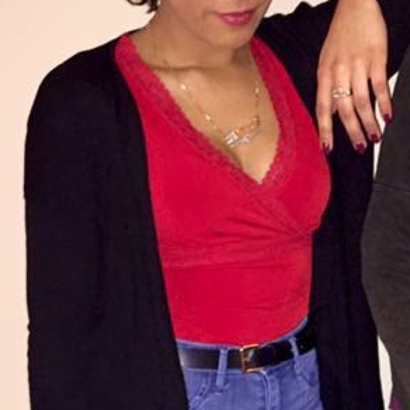 Sleeveless Red V-neck Top - Picture 3 of 3