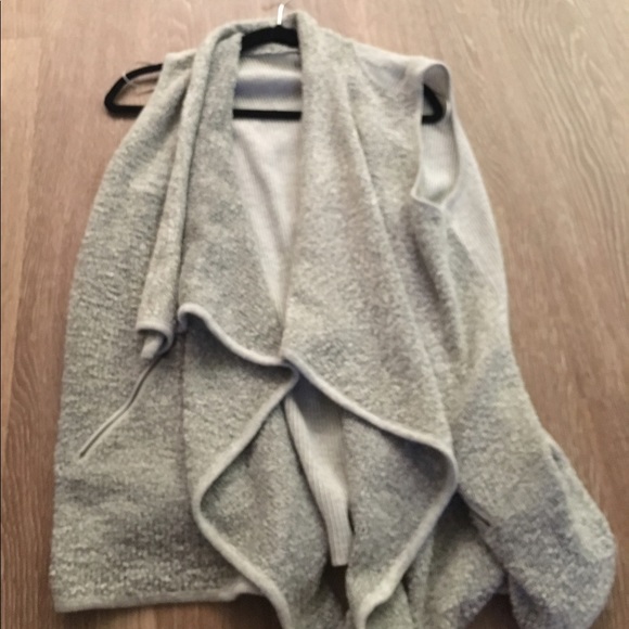 Olivia Sky sleeve less sweater - Picture 1 of 4