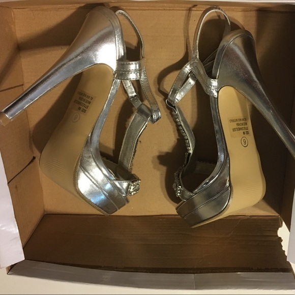 Two Lips - Picture 3 of 4