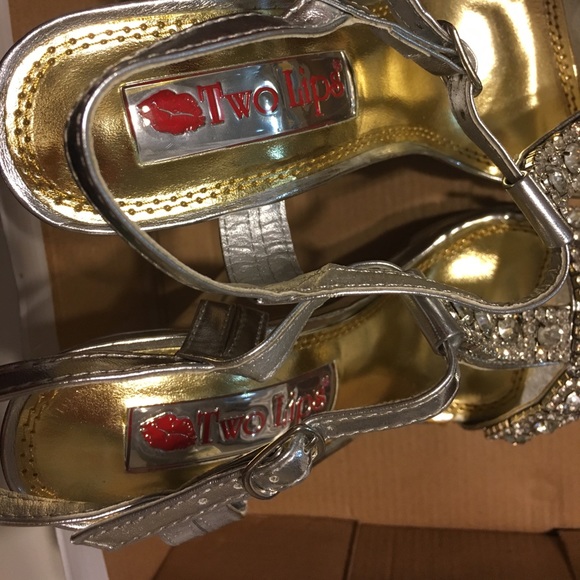 Two Lips - Picture 4 of 4