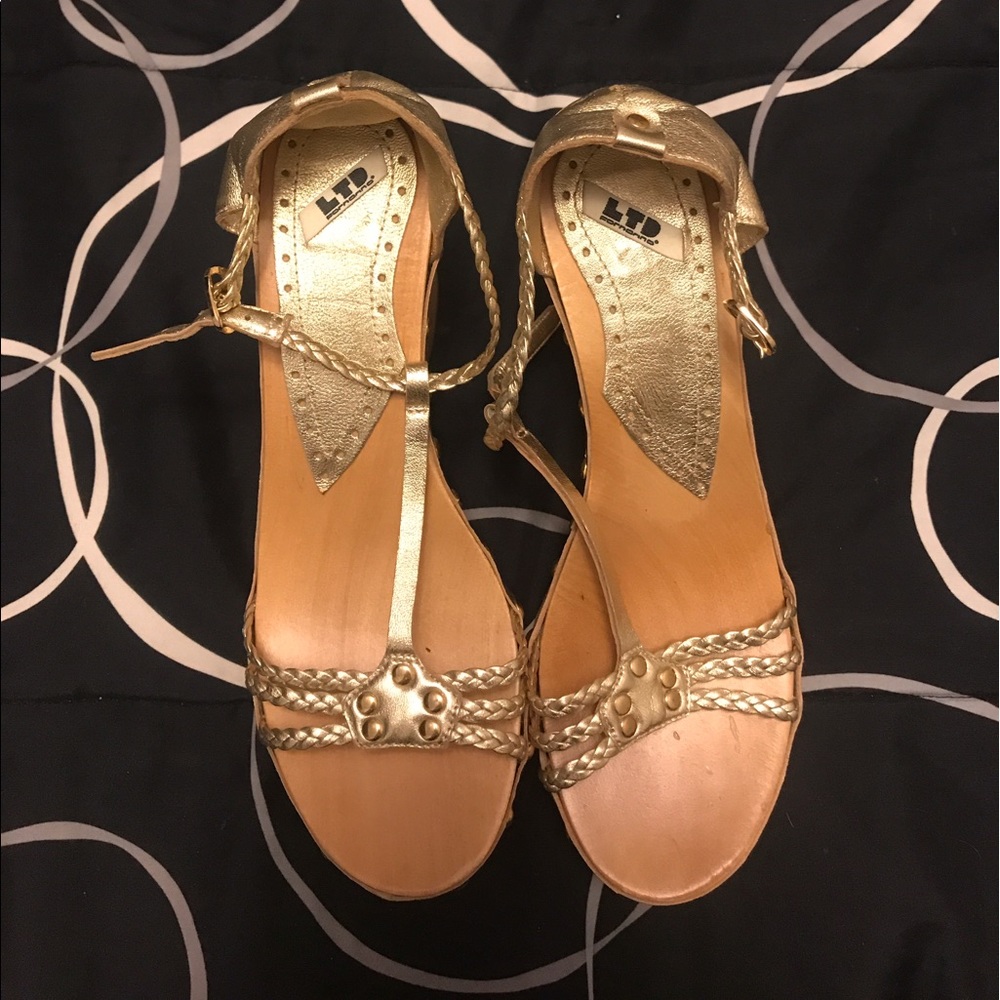 Gold Fornarnia Platform Sandal