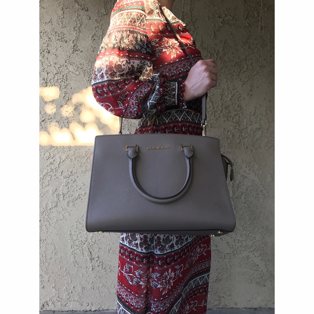 Michael Kors large Selma purse beige/khaki
