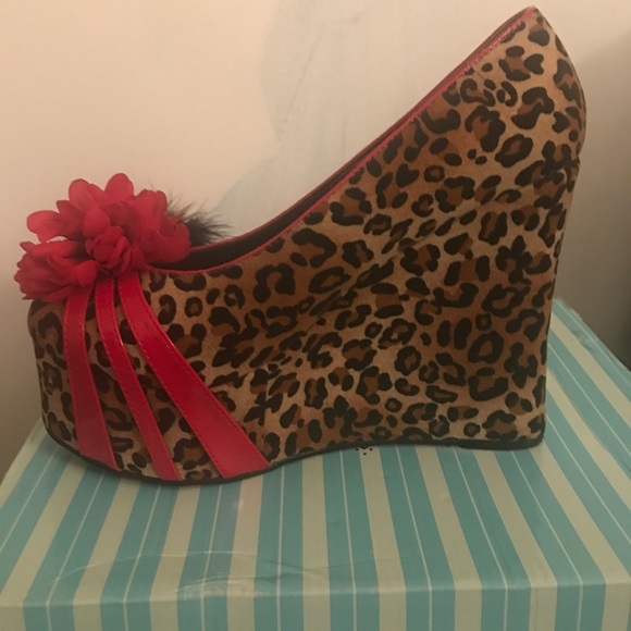 Women Bettie page platform wedges