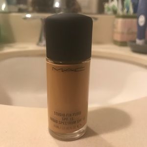 MAC Studio Fix Fluid SPF 15 1.0 US FL OZ
