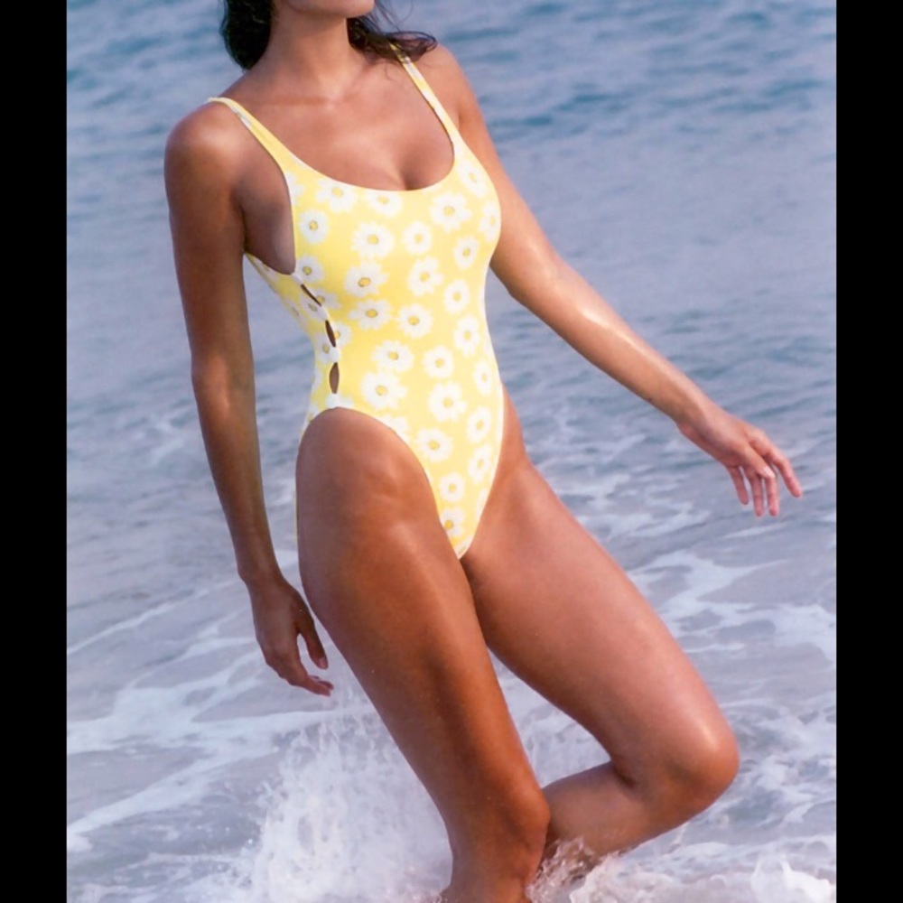 💸 SOLD 💸 High Cut Yellow w/ daisies. Swimsuit