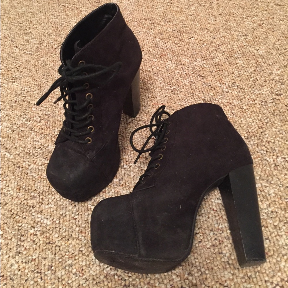 Black lace-up chunky bootie