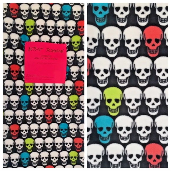 Betsey Johnson Rainbow Skull Party Throw 💀 - Picture 4 of 5