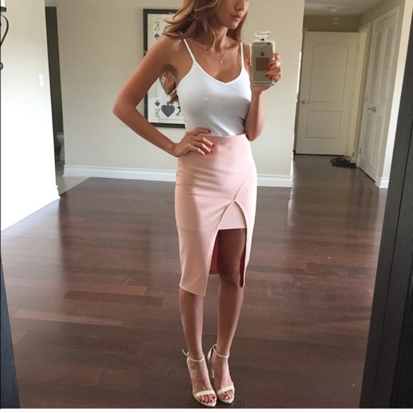 Size M• New•Blush Toned Midi/Mini Skirt - Picture 3 of 6