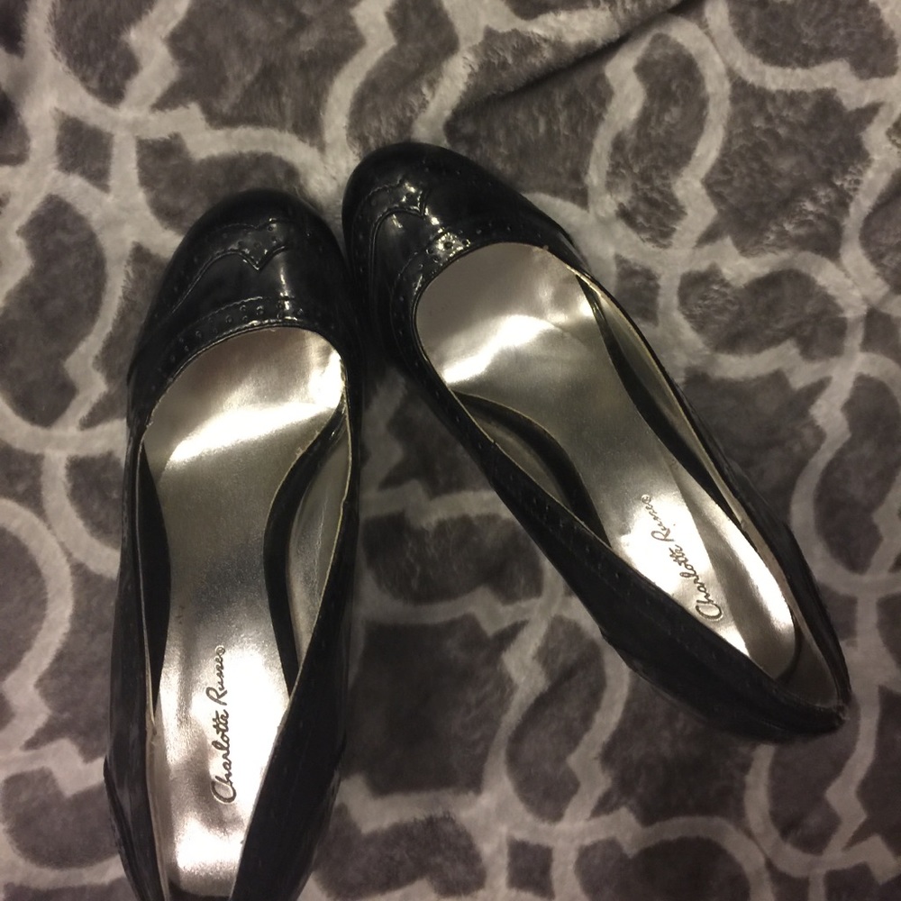 Black pumps