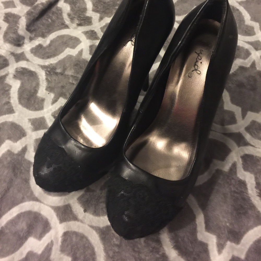 Black pumps