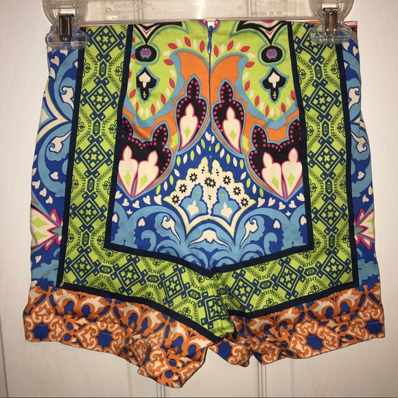 High-waisted shorts - Picture 2 of 3