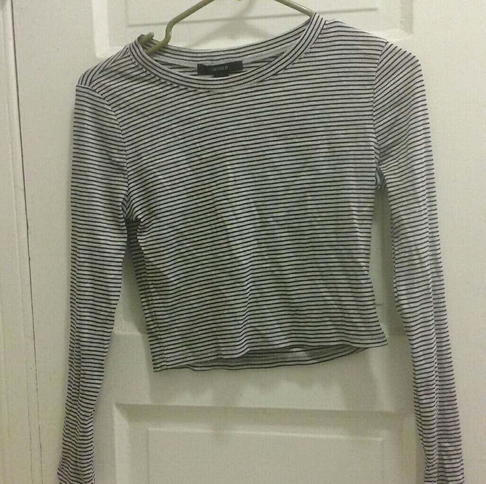 Crop top - Picture 2 of 3