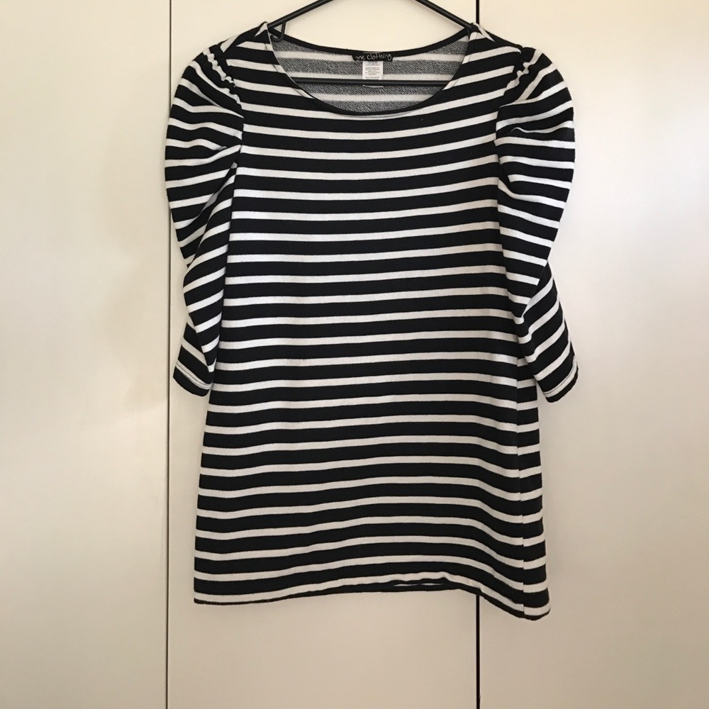3/4 black and white shirt