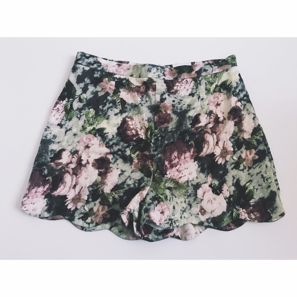 Love Sadie Floral Scalloped High-Waisted Shorts