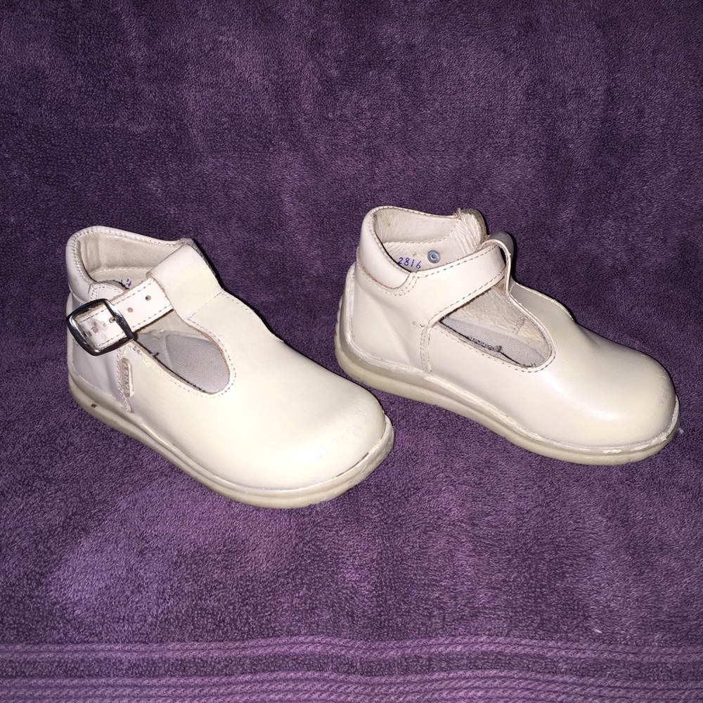 Extra soft leather tstrap mary janes sz 8 Spring