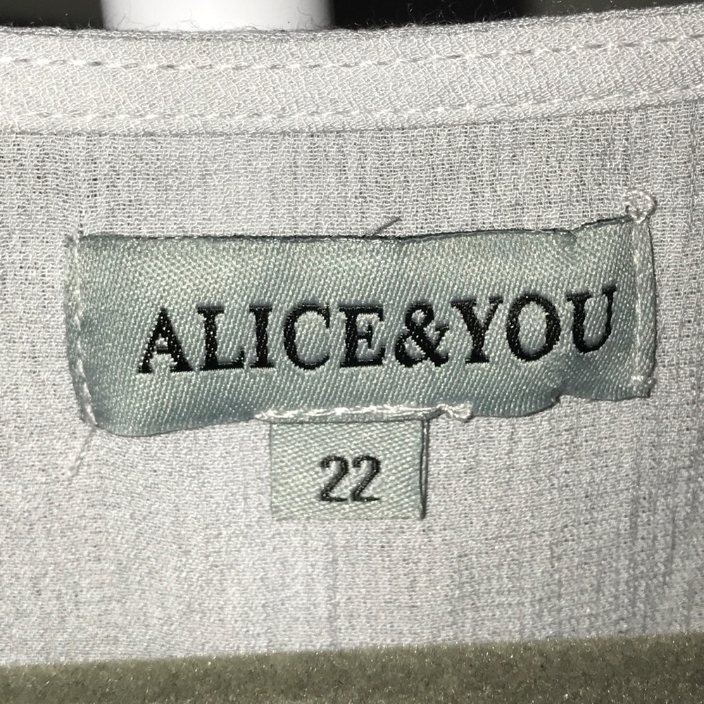 Alice & You v-neck peasant top - Picture 3 of 3