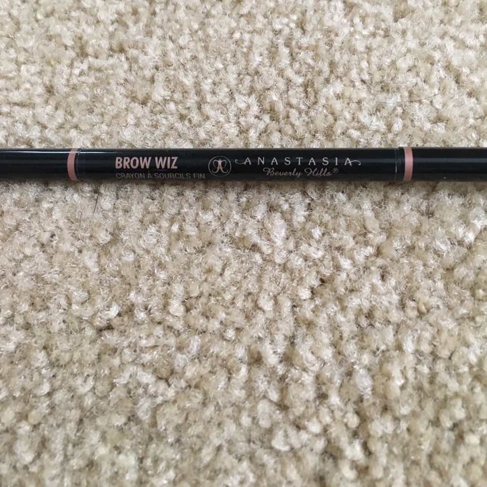 Anatasia BH brow wiz!