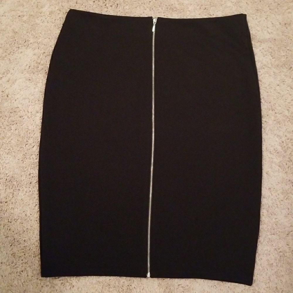 NWOT! Black zipper back skirt