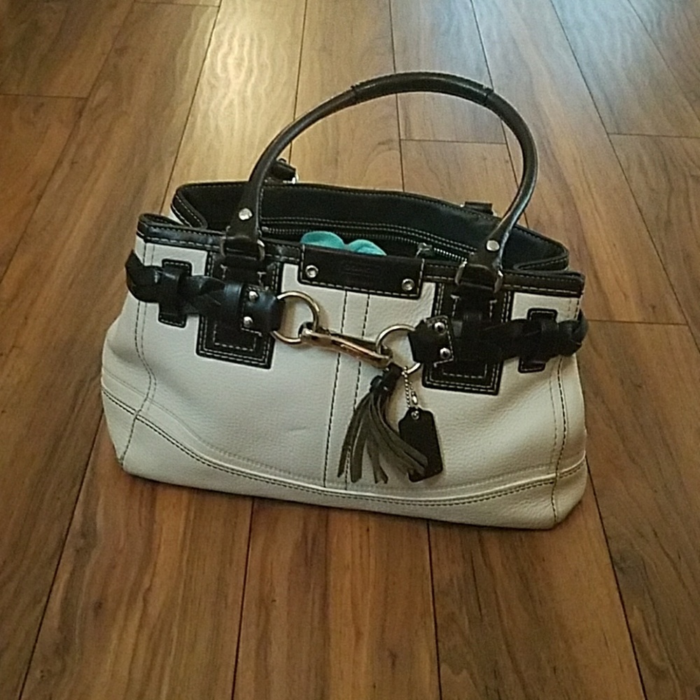White leathet coach purse