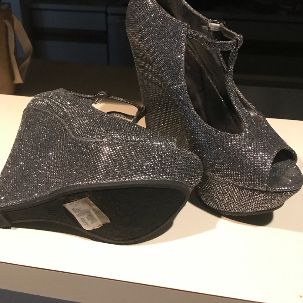 Gray Wedges - image 3