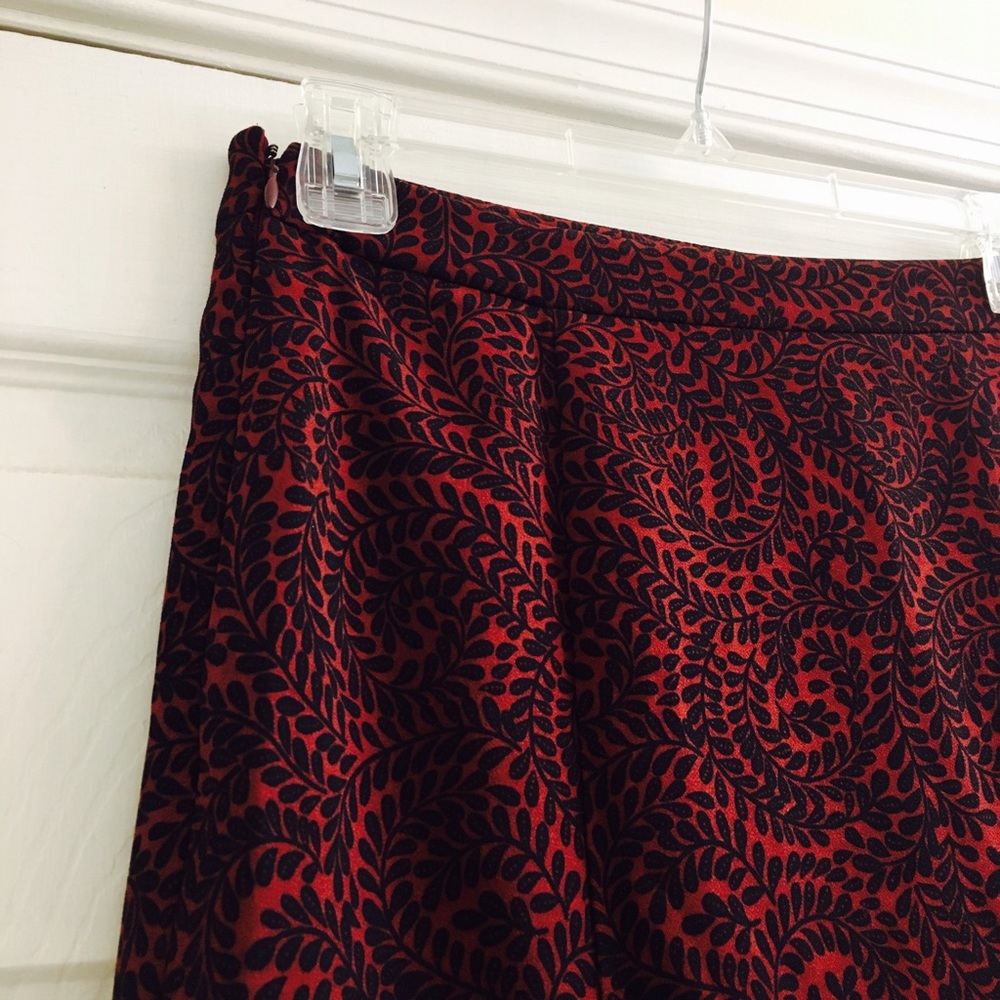 LOFT Vine Patterned Knee Length Skirt • Size 0 - Picture 2 of 3