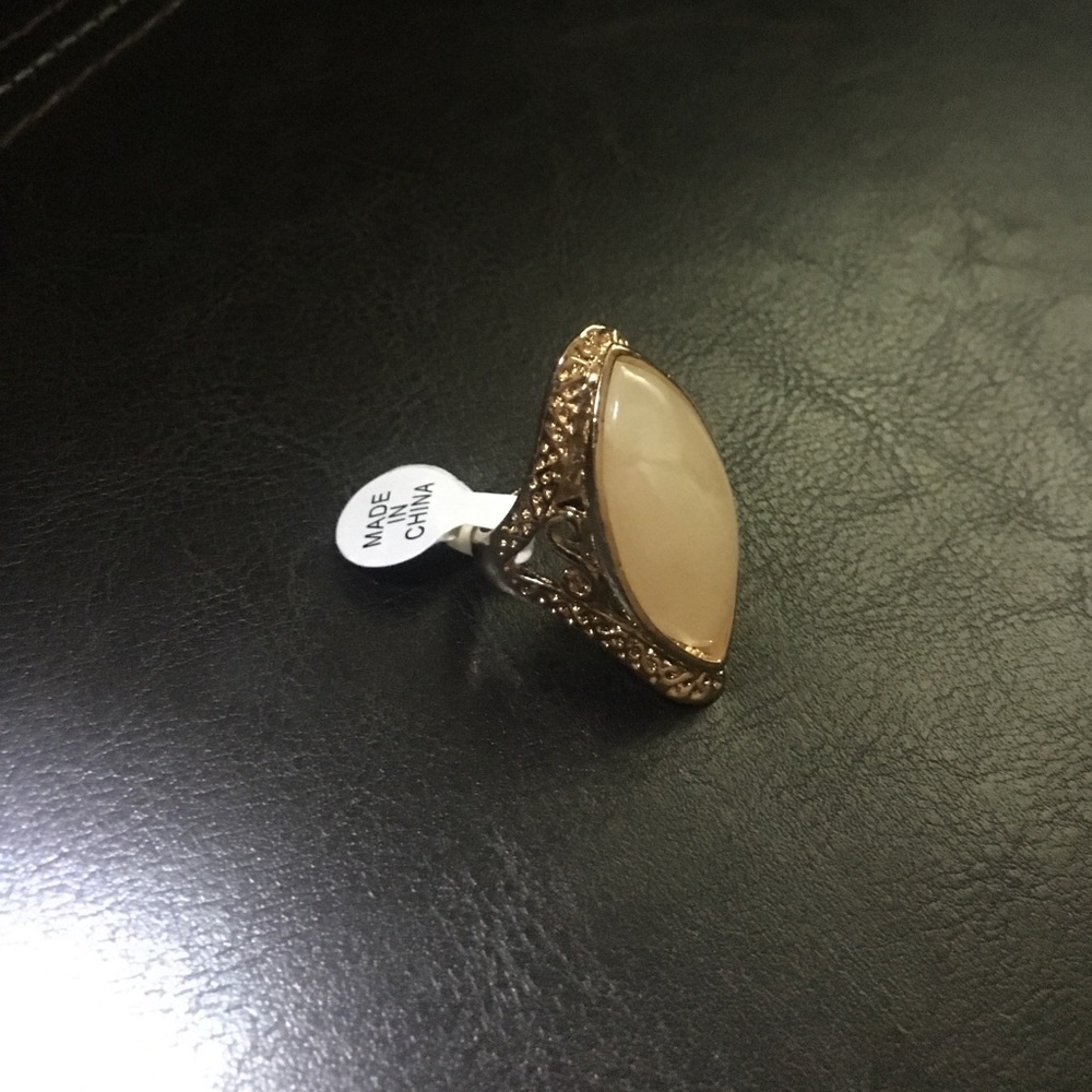 NWT Beautiful Gold Ring with Gem