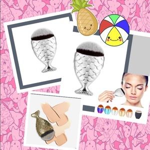 🚫SOLD🚫 🐠SILVER &WHITE Mermaid Brush