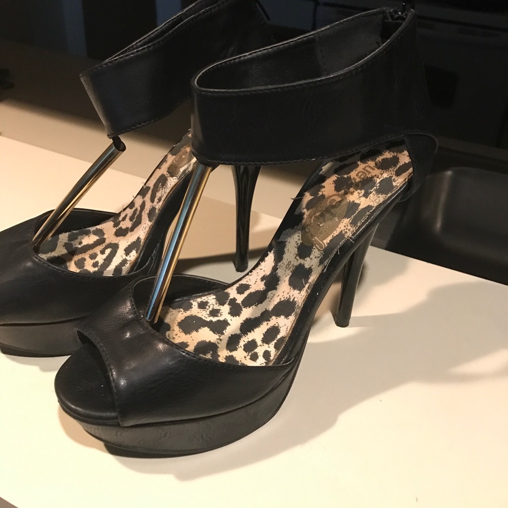 Black pumps