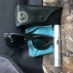 Ray Bans w/ sunglasses case, cleanser, and wipe !.