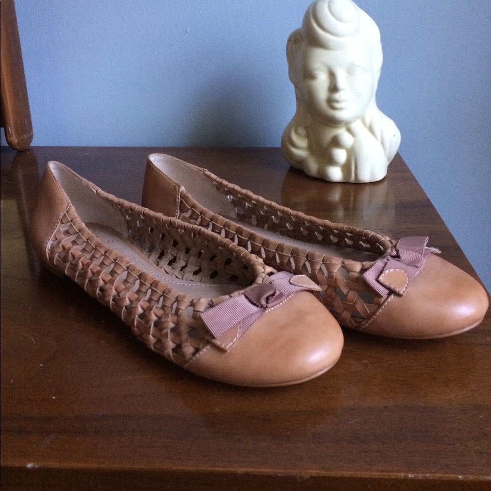 NWOB Vince Camuto Cutout Flats