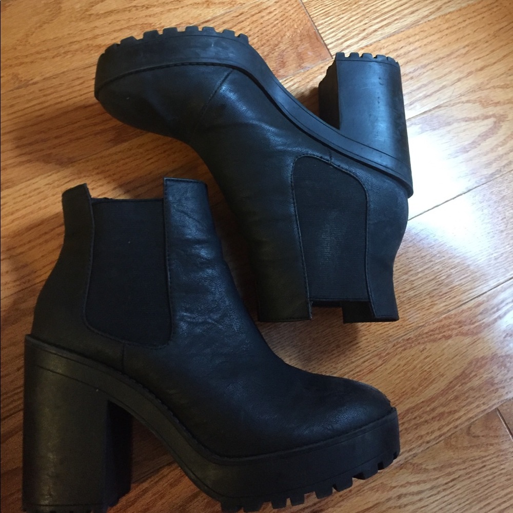 BLACK BOOTS