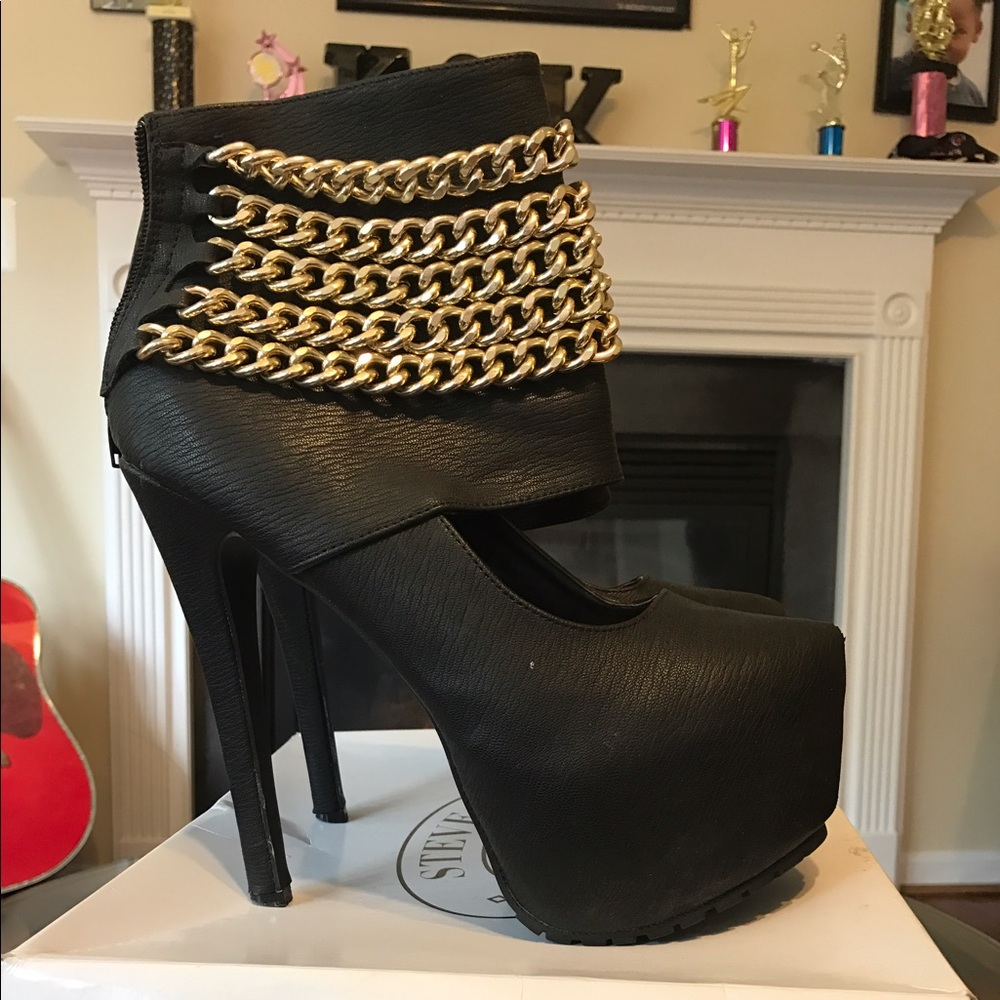 Steve Madden Lockdown Pumps