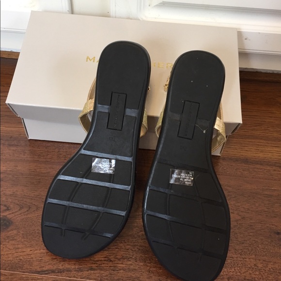 NIB Marc Fisher T- Strap Gold Glitter Sandals - Picture 3 of 4