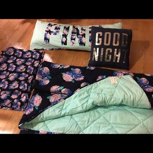 Vs pink reversible full/queen comforter