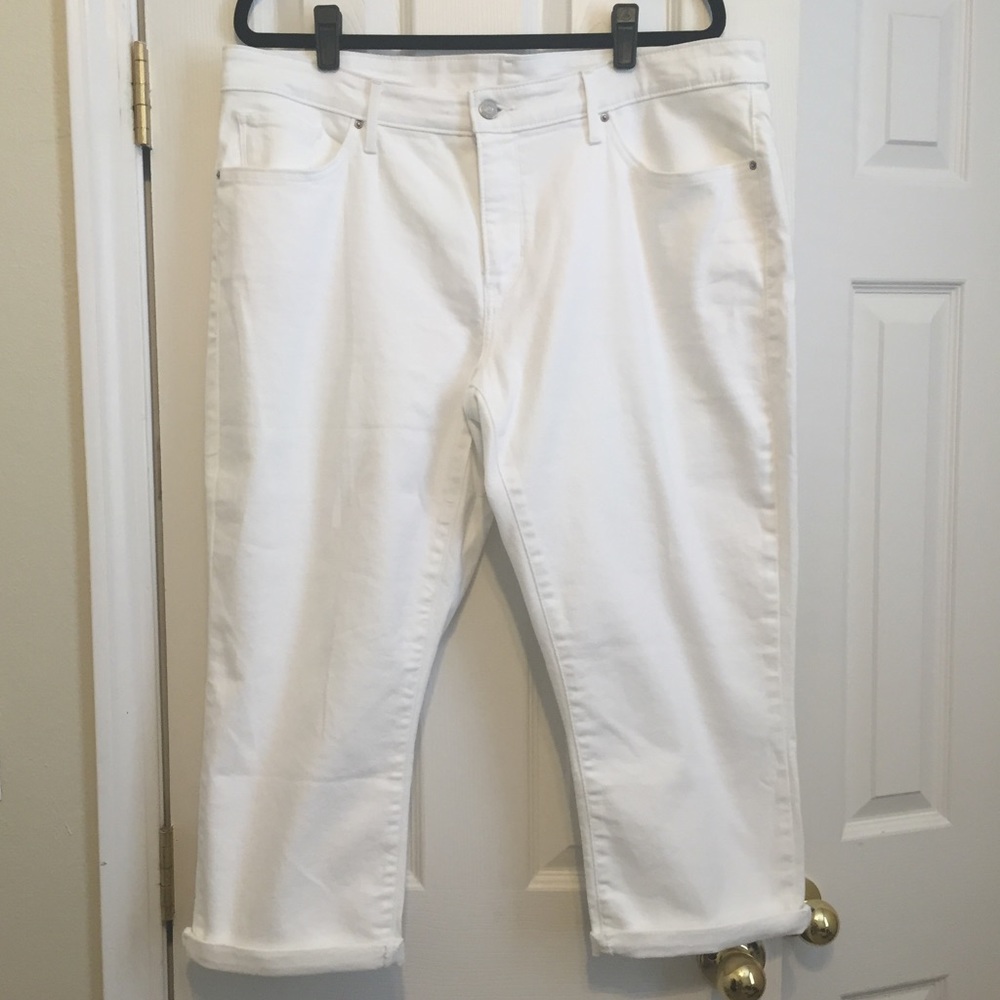 NWOT Levi's White Denim Capris