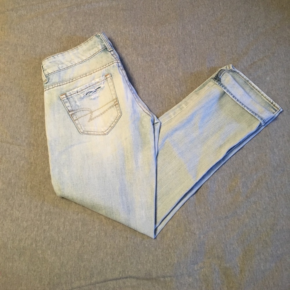 AEO light wash distressed capris. Size 0