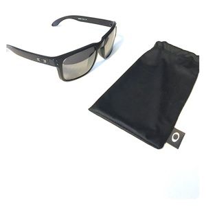 Men's Oakley Holbrook sunglasses with bag