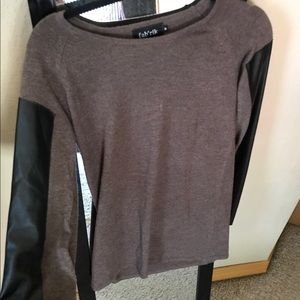 Thin sweater with leather sleeves