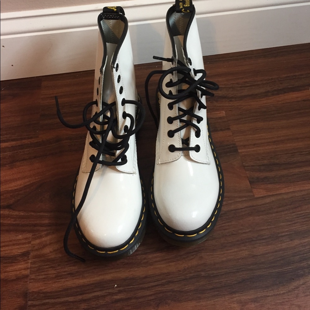 White Dr. martens size 7 never worn
