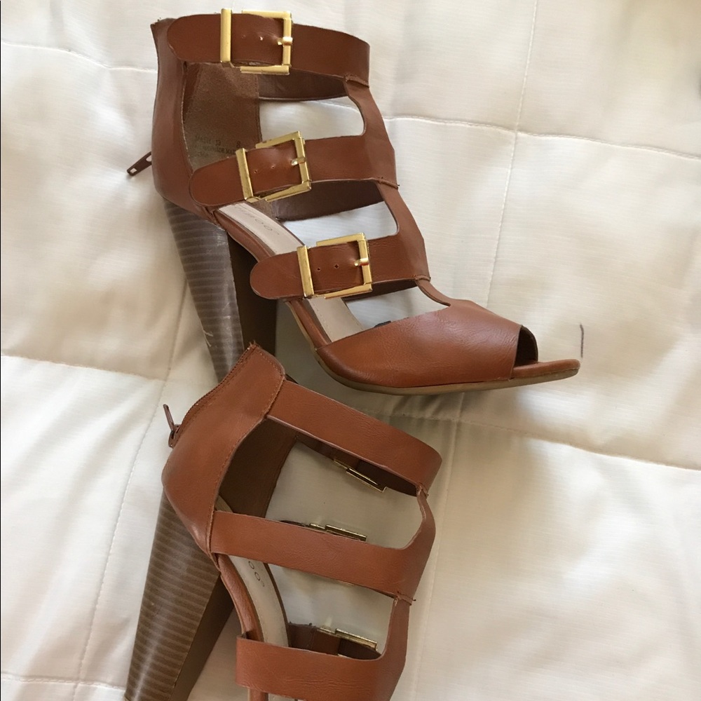 Camel strapped pump