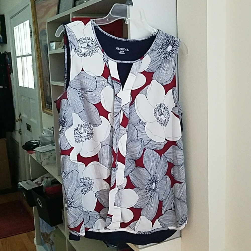 White and navy blue floral patterned top