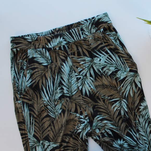 H&M Pants - H&M Slouchy Tropical Palm Print Pants H&M Pants - H&M Slouchy Tropical Palm Print Pants