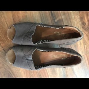 TOMS EUC Taupe peek toe wedges!