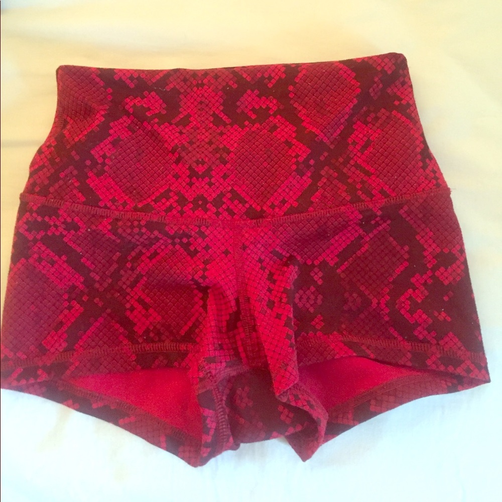 Red lululemon snake boogie shorts roll down size 4