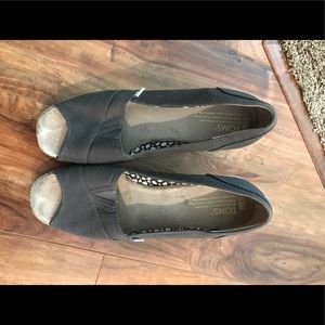 TOMS grey peep toe wedges EUC