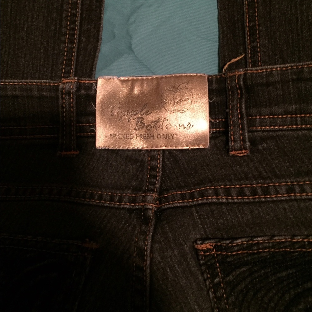 Apple Bottom Jeans 🍎 - Picture 3 of 4