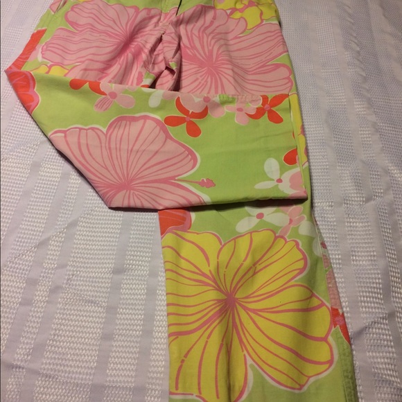 Lilly Pulitzer large flowers capris size 2. - Picture 3 of 8