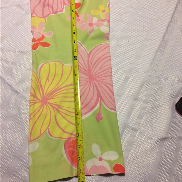Lilly Pulitzer large flowers capris size 2. - Picture 7 of 8