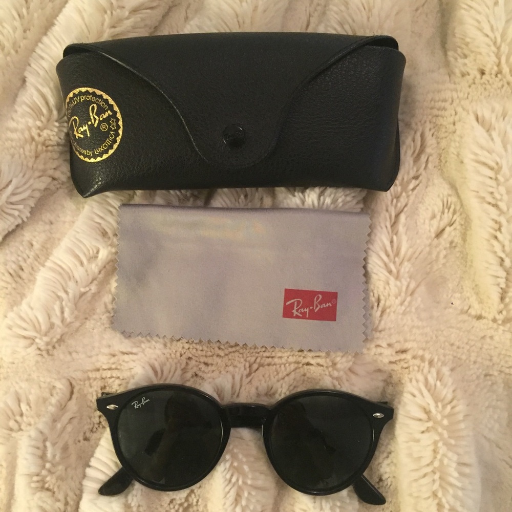 Black round ray bans!