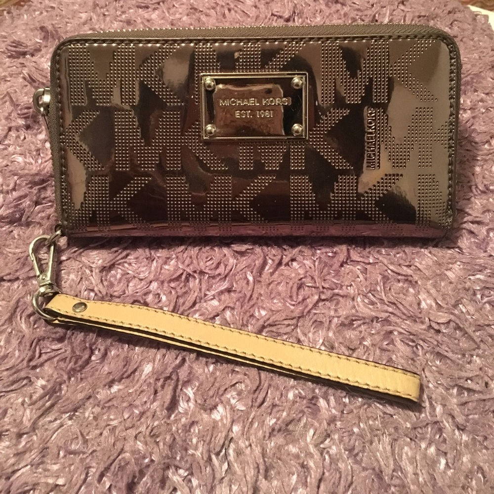 Micheal kors silver logo phone wristlet